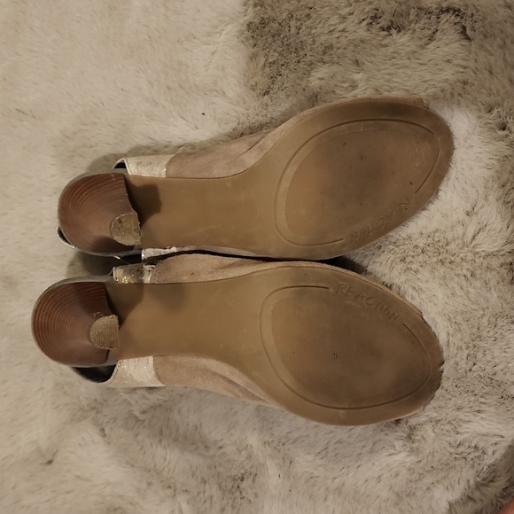 Kenneth Cole Shell Shock peep toe heels - Picture 3 of 4